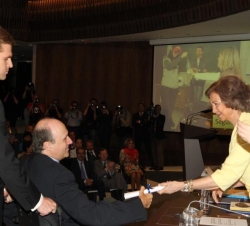 Su Majestad la Reina hace entrega de la Mención especial, en su categoría de Ayudas a la Formación, a Gustavo Almela, coordinador del programa Agárrat